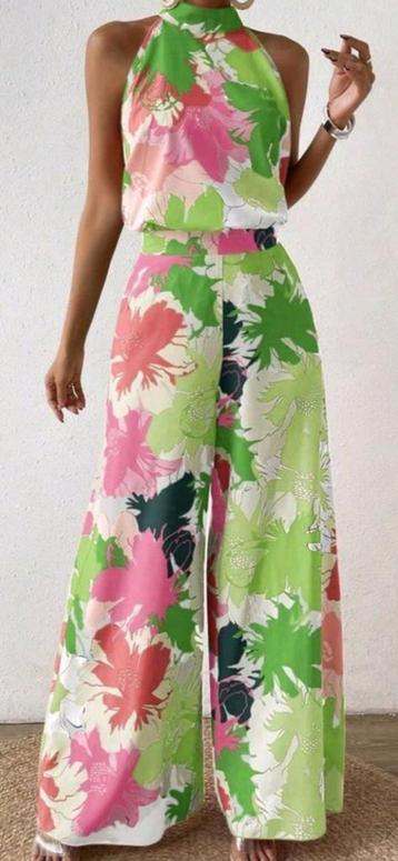 Tweedelig ensemble in bloemenprint  beschikbaar voor biedingen