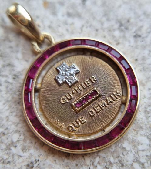 Medaille d'Amour Plus Qu' Hier Moins Que Demain Diamond Ruby, Handtassen en Accessoires, Antieke sieraden, Hanger, Goud, Met edelsteen