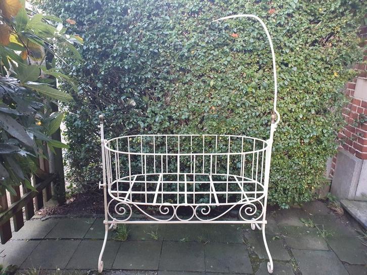 Oude smeedijzeren schommelwieg., Antiek en Kunst, Antiek | Meubels | Bedden, Ophalen