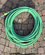 20 m groen tuinslag met sproeier en koppelingen, Jardin & Terrasse, Tuyaux d'arrosage, Enlèvement, Utilisé, Tuyau d'arrosage