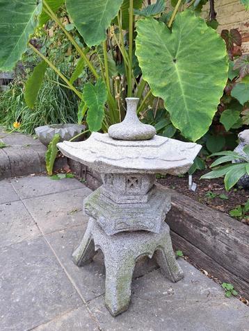 pagode graniet handgekapt beschikbaar voor biedingen