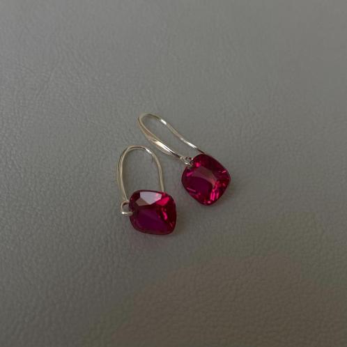 oorbellen zilver 925 robijn, Handtassen en Accessoires, Oorbellen, Zo goed als nieuw, Knopjes of Stekers, Zilver, Rood, Met edelsteen