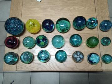 21 bollen van sulfideglas (zie foto's, verschillende afmetin beschikbaar voor biedingen