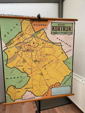 Vintage schoolkaart van de stad Kortrijk beschikbaar voor biedingen