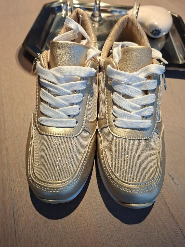 Gouden/Champagne Glitter Sneakers - Maat 37, Kleding | Dames, Schoenen, Nieuw, Sneakers, Overige kleuren, Ophalen of Verzenden