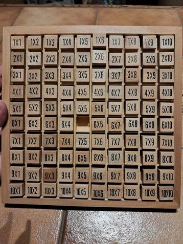Houten bord voor vermenigvuldiging beschikbaar voor biedingen