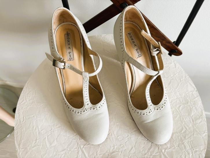 Donna Piu T-strap hakken  37  vintage charme It. vakmanschap, Kleding | Dames, Schoenen, Zo goed als nieuw, Schoenen met lage hakken
