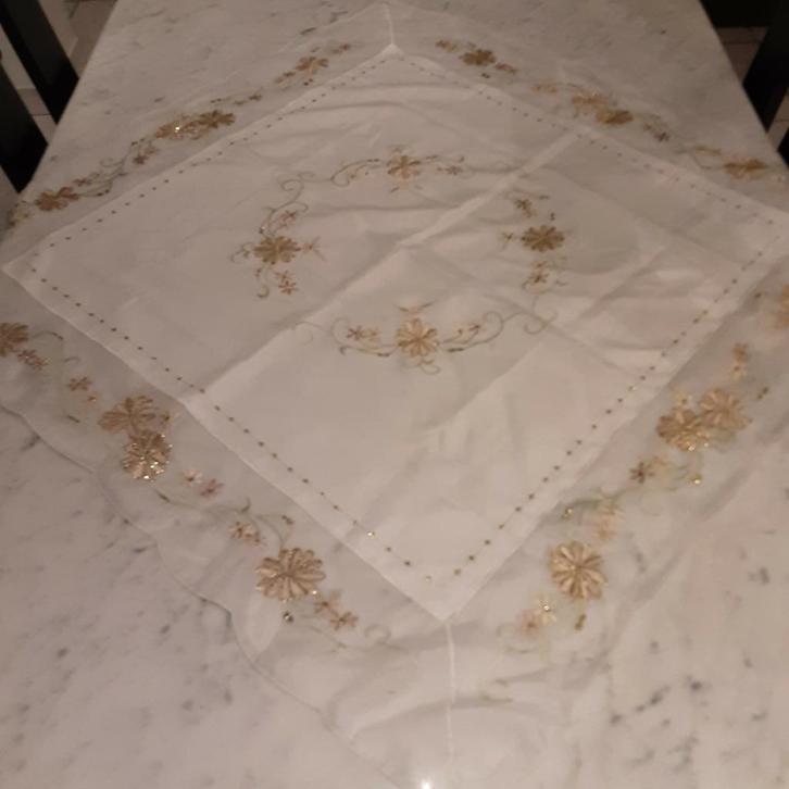 'une nappe ou d'un centre de table brodé 86cm de côté, Maison & Meubles, Nappes, Comme neuf, Enlèvement