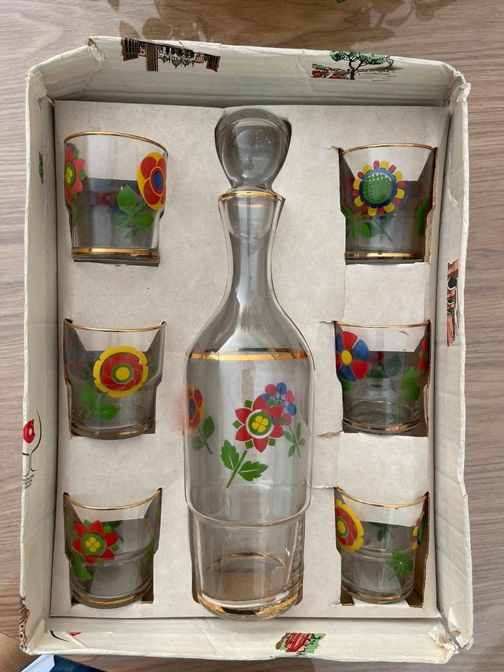 Vintage gekleurde glazen en karaf, Verzamelen, Glas en Drinkglazen, Zo goed als nieuw, Ophalen