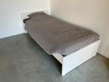 Lit IKEA VIHALS 90x200 + matelas + linge de lit — Comme neuf beschikbaar voor biedingen