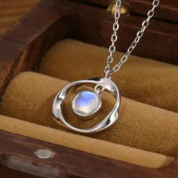 Ketting met hanger van opaliet beschikbaar voor biedingen