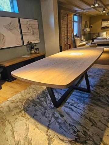 Eettafel in teakhout afgeronde hoeken beschikbaar voor biedingen