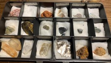 ensembleminéraux variés/cristal de dolomite,calcite quartz
