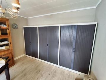 Metalen kast met gordijnen en modulaire planken beschikbaar voor biedingen