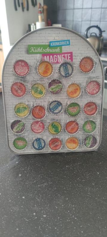 Leuke magneten met bord beschikbaar voor biedingen