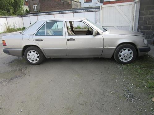 Mercedes-Benz  oldtimer W124 200E, Auto's, Mercedes-Benz, Particulier, 200-Serie, Benzine, 4 deurs, Handgeschakeld, Beige, Stof