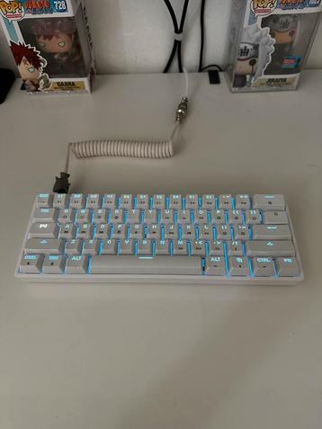 GK61 Yellow Switches + Witte Custom Coilcable | Topstaat beschikbaar voor biedingen