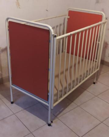 Metalen kinderbed met matras te koop beschikbaar voor biedingen