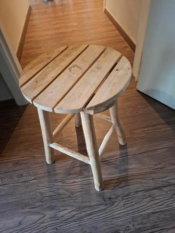 Houten krukje . beschikbaar voor biedingen