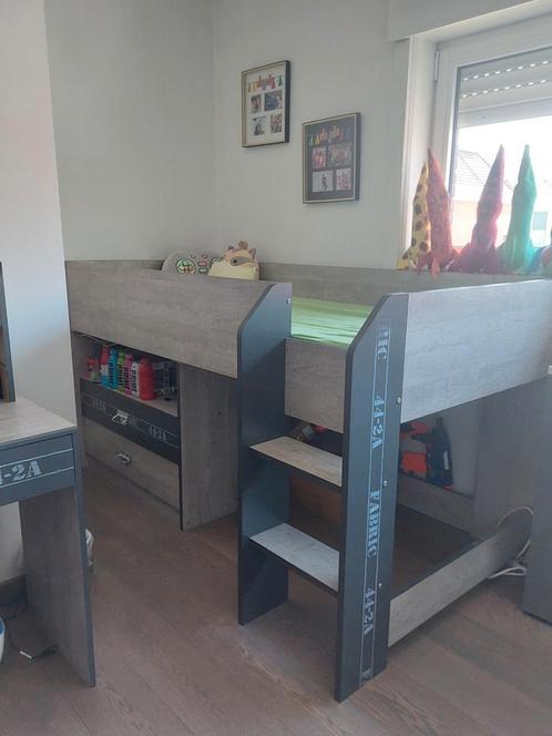 Hooge kinderbed met matrass en bureau tafel, Kinderen en Baby's, Kinderkamer | Stapelbedden en Hoogslapers, Zo goed als nieuw