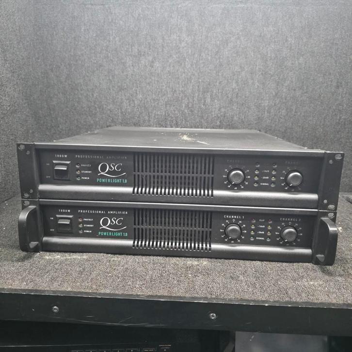 QSC PL1.8 powerlight versterker  2x, Audio, Tv en Foto, Luidsprekerboxen, Zo goed als nieuw, Ophalen of Verzenden