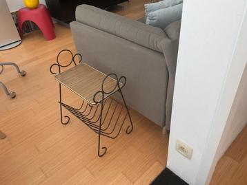 Vintage bijzettafeltje/krantenbak beschikbaar voor biedingen