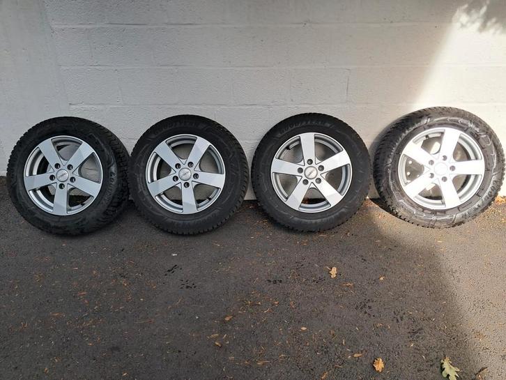 A vendre  4 jantes et 4 pneus hiver, Autos : Pièces & Accessoires, Pneus & Jantes, Pneu(s), Pneus hiver, Enlèvement