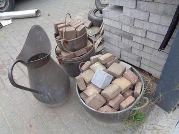 Koperen kruik met 3 grote ketels waarvan 2 met handvat beschikbaar voor biedingen