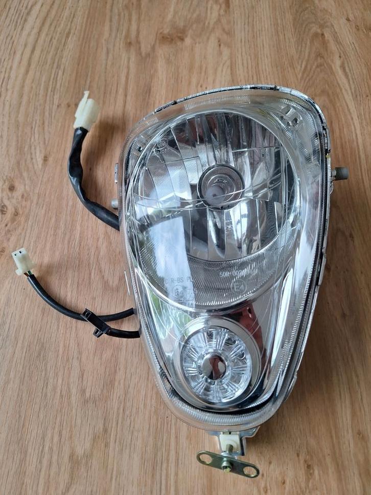 Koplamp sym mio 50cc scooter nieuwe model, Fietsen en Brommers, Brommeronderdelen | Algemeen, Carburateur, Ophalen of Verzenden
