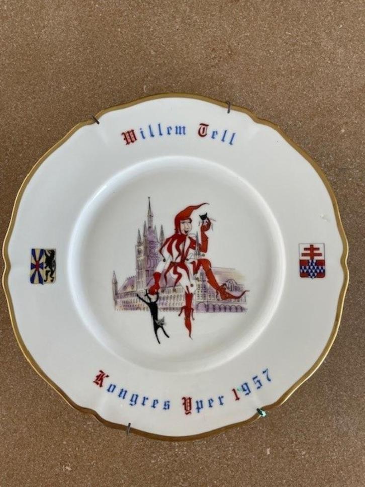 OUD SIERBORD 1957 SCHUTTERSGILDE "WILLEM TELL" IEPER KONGRES, Antiek en Kunst, Antiek | Porselein, Ophalen of Verzenden