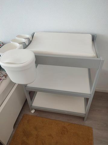 Wastafel met bakjes beschikbaar voor biedingen