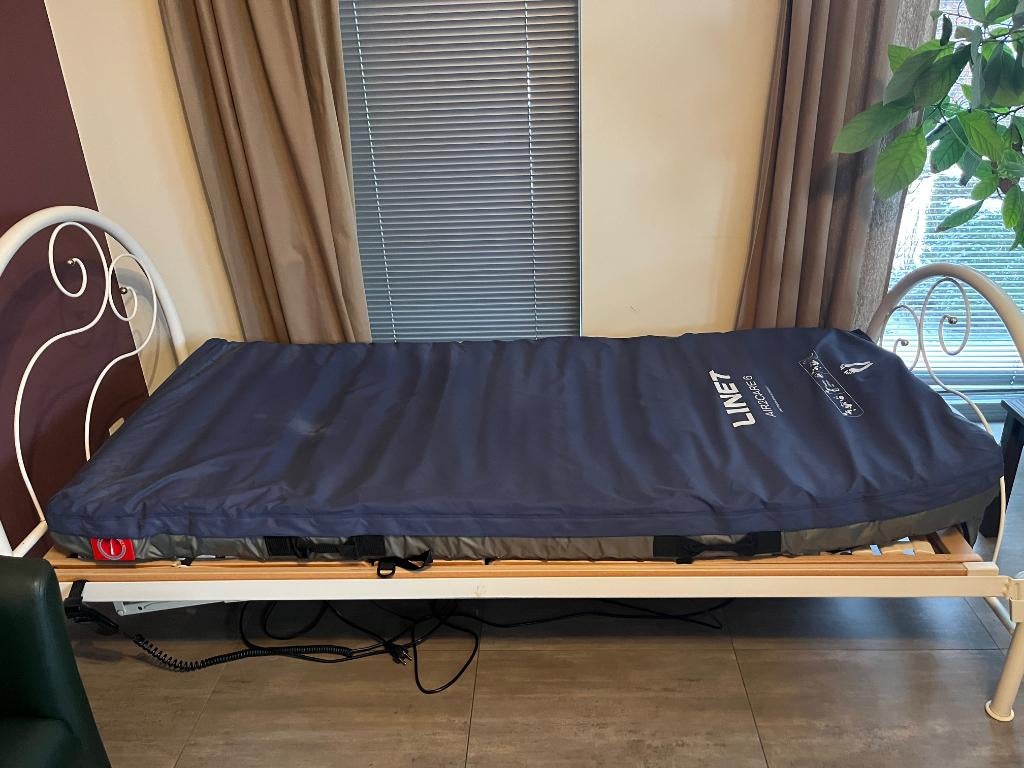Air2care6 matras met easy smart pomp Linet, Ophalen, Zo goed als nieuw
