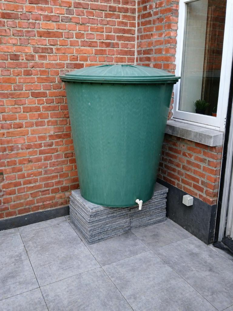 Grand baril d'eau de pluie (gratuit) + cadre en pierre, 150 litres ou plus, Synthétique, Enlèvement, Utilisé