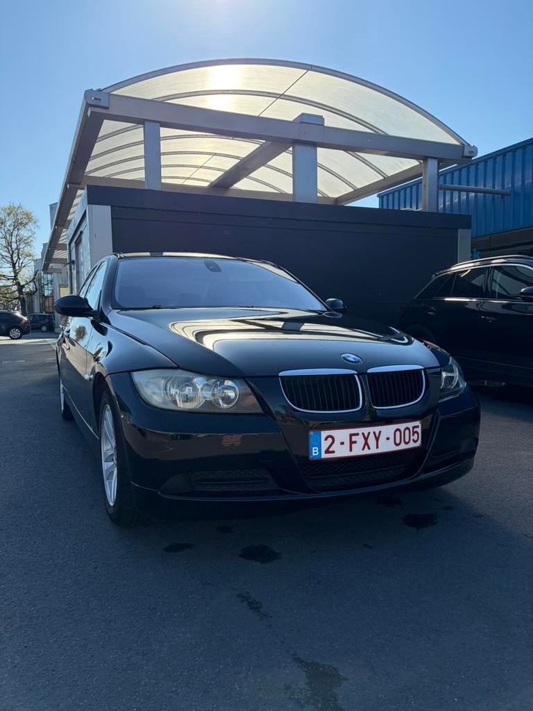 DRINGEND WEG BMW 318i E90, Auto's, BMW, 4 deurs, Zwart, Zwart, Handgeschakeld