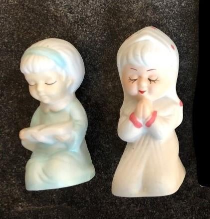 2 religieuze beeldjes biddend - lezend, Verzamelen, Ophalen of Verzenden