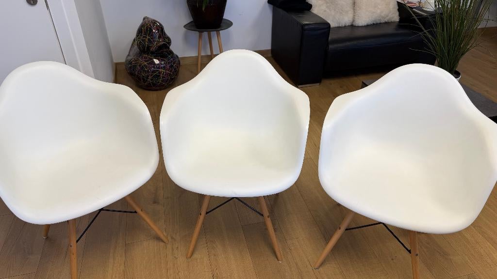 3 witte stoelen met houten poten, Huis en Inrichting, Stoelen, Gebruikt, Drie, Wit, Modern