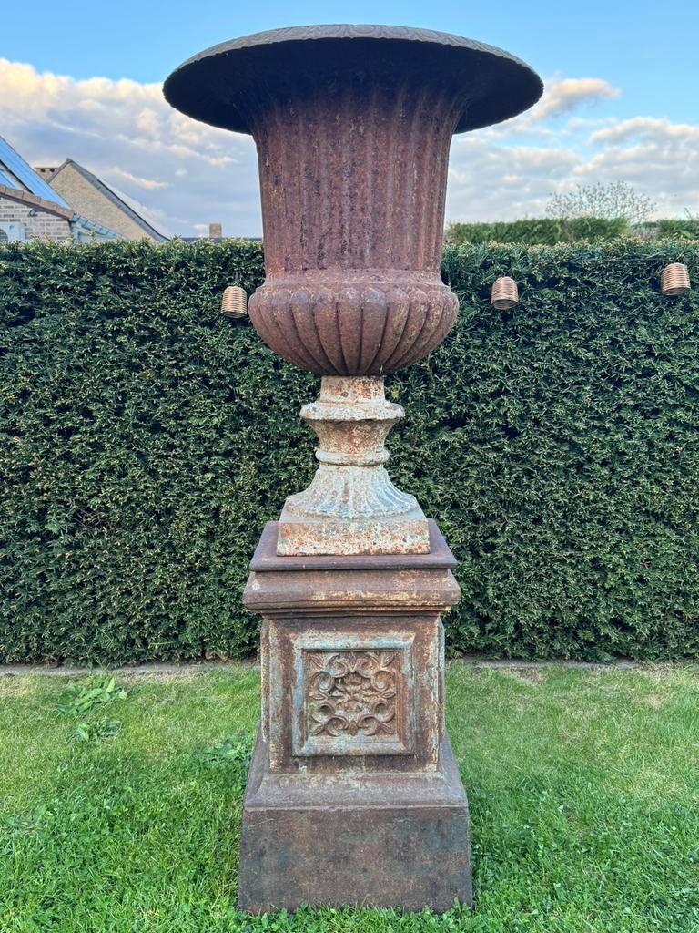 Grote gietijzeren tuinvaas op sokkel, Ophalen, Gebruikt