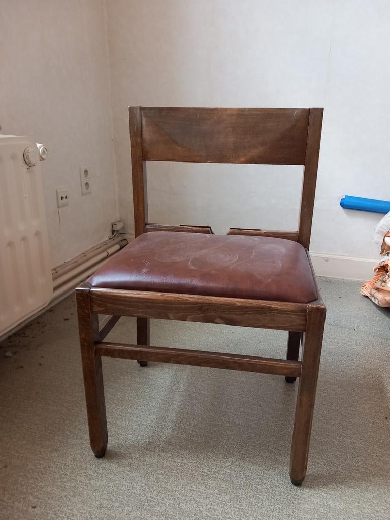 Kerkstoelen 27 stuks- €5 per stuk, Ophalen