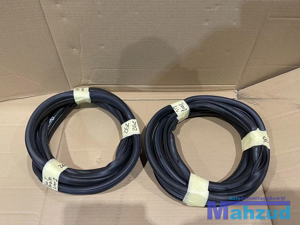 FIAT GRANDE PUNTO 199 Links rechts voor deurrubber 5 deurs, Gebruikt, Stellantis Europe S.p.A., Info@stellantis.com, Corso Giovanni Agnelli 200
10135  Turin, IT