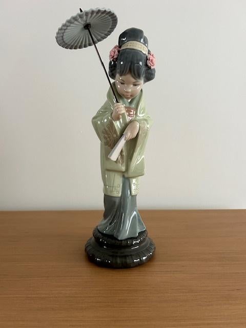 Lladro japanse lentegeisha, Ophalen