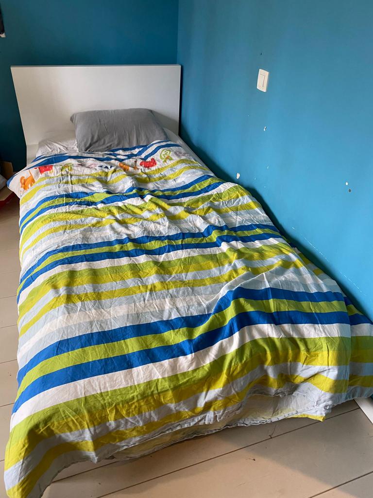 Bed frame + lattenbodem IKEA mag snel weg., Huis en Inrichting, Slaapkamer | Bedden, Ophalen, Gebruikt