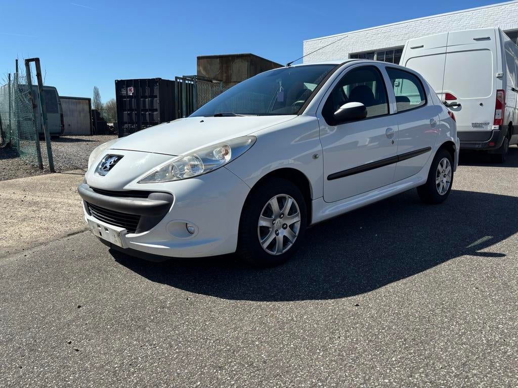 PEUGEOT 206+ 1.4İ *135000KM* GEKEURD MET CAR PASS, Auto's, Peugeot, Voorwielaandrijving, 206+, Stof, Zwart