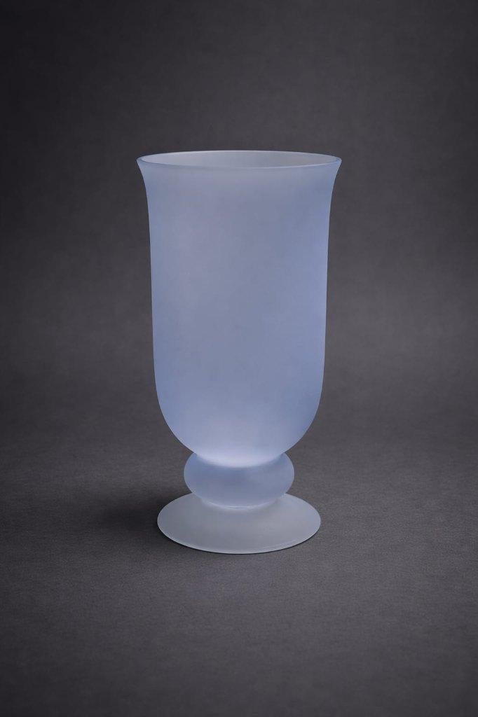 Vase en opaline en verre bleu clair givré., Antiquités & Art, Antiquités | Porcelaine, Enlèvement ou Envoi