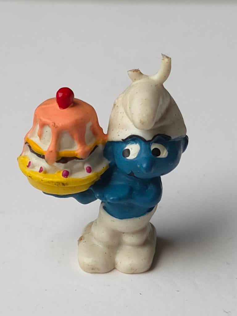 Ancienne mini figurine Schtroumpf avec gâteau, Collections, Schtroumpfs, Utilisé, Poupée, Figurine ou Peluche, Schtroumpf Gourmand