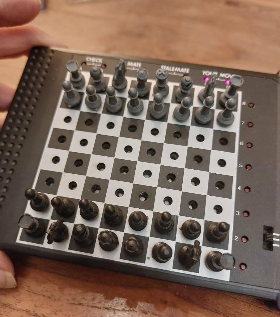 Jeu d'échecs électronique (portatif, 16 niveaux), Hobby en Vrije tijd, Gezelschapsspellen | Bordspellen, Zo goed als nieuw, Een of twee spelers