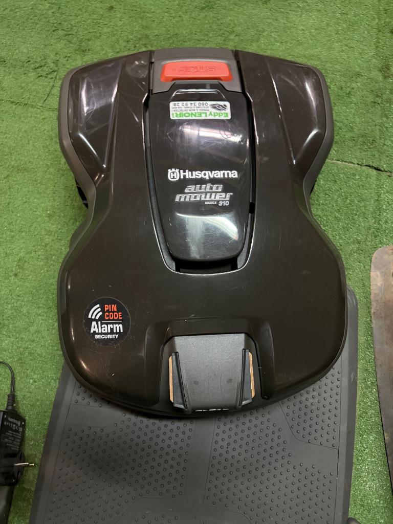 AUTOMOWER HUSQVARNA 305/310/315, Jardin & Terrasse, 20 à 25 cm, Comme neuf, Husqvarna, Enlèvement