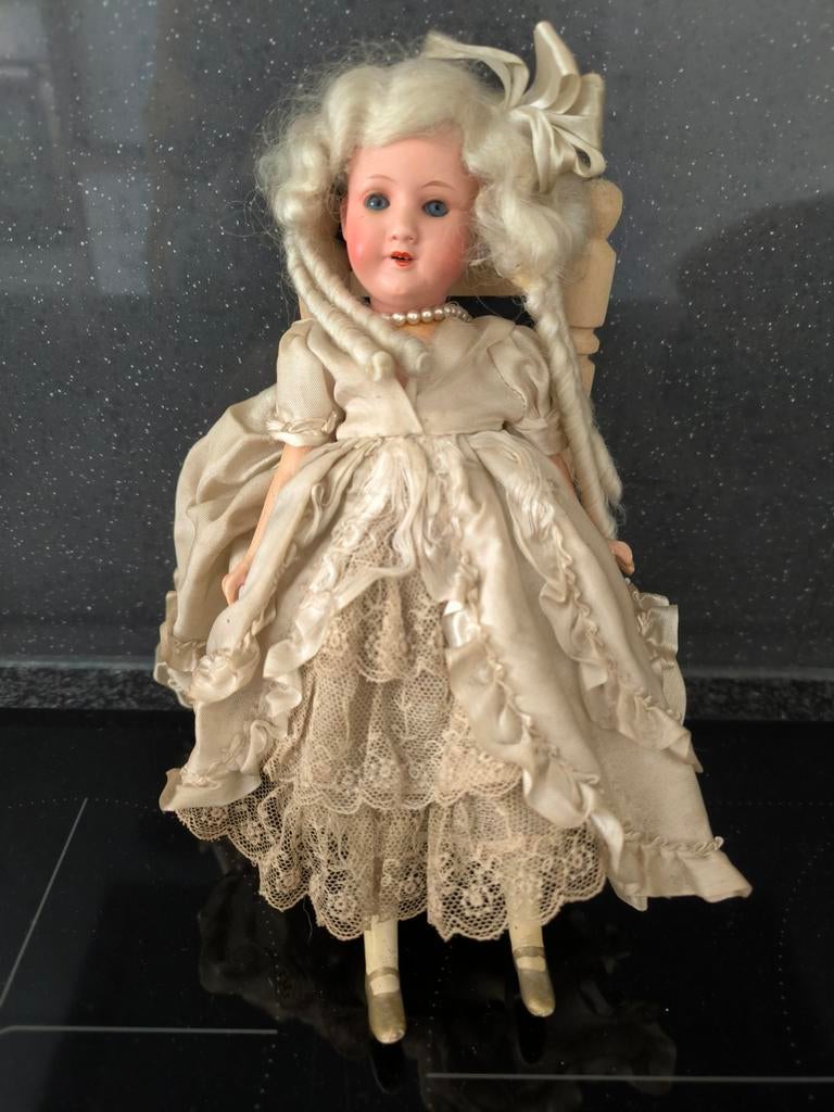 Poupée ancienne, Poupée