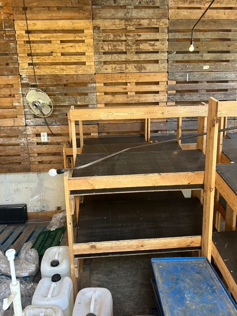 Étagères solides – Idéal stockage / commerce / garage, Bricolage & Construction, Bois & Planches, Utilisé, Enlèvement ou Envoi