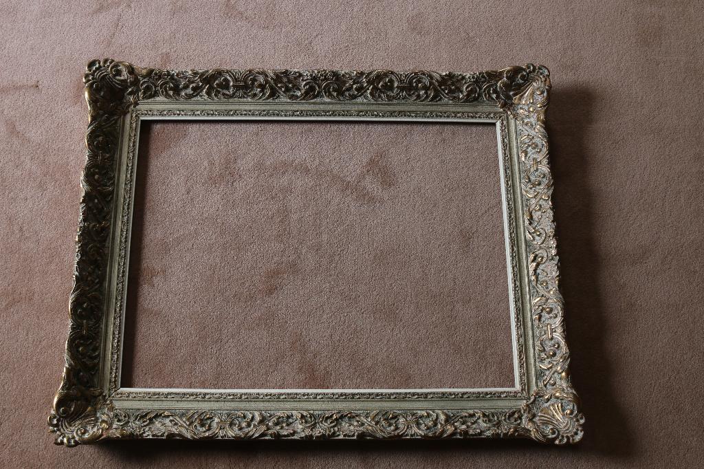 cadre baroque en bois pour tableau, Enlèvement