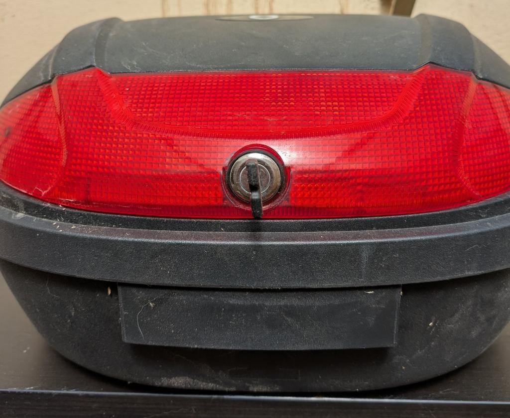 Top case avec fixation de 64 litres à vendre, Motos, Accessoires | Valises & Sacs, Enlèvement